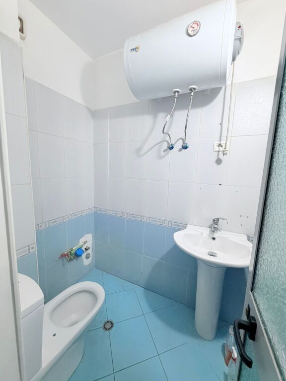 JEPET ME QERA AMBIENT BIZNESI STACIONI I PARE PLAZH, DURRES