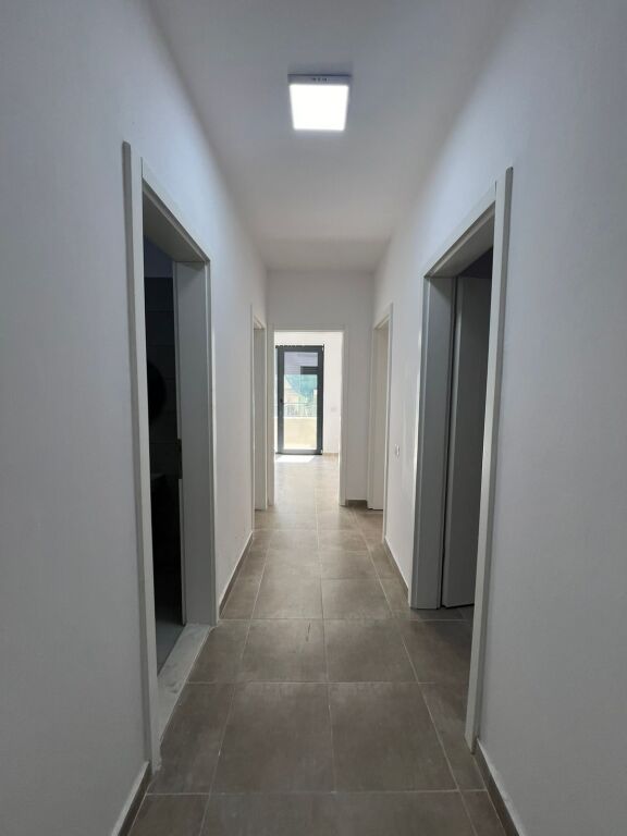 AMBIENT PER BIZNES 3+1 ME QERA