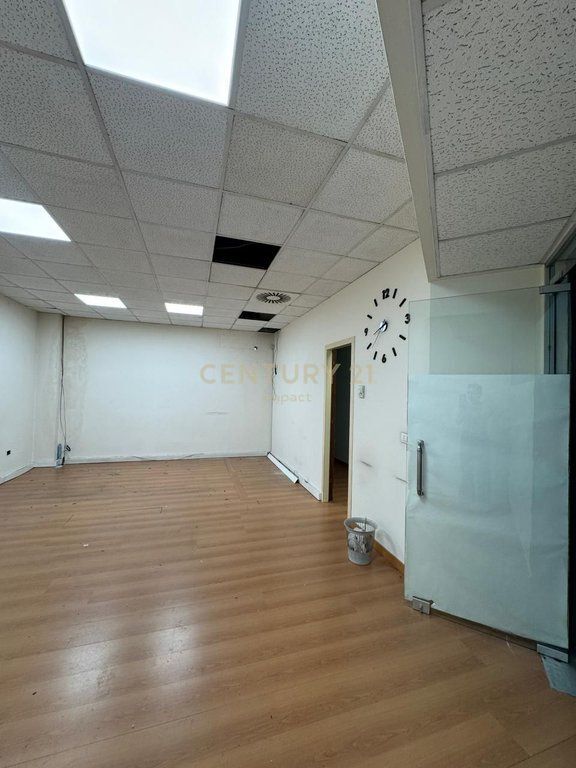 COMMERCIAL SPACE FOR SALE IN THE CENTER