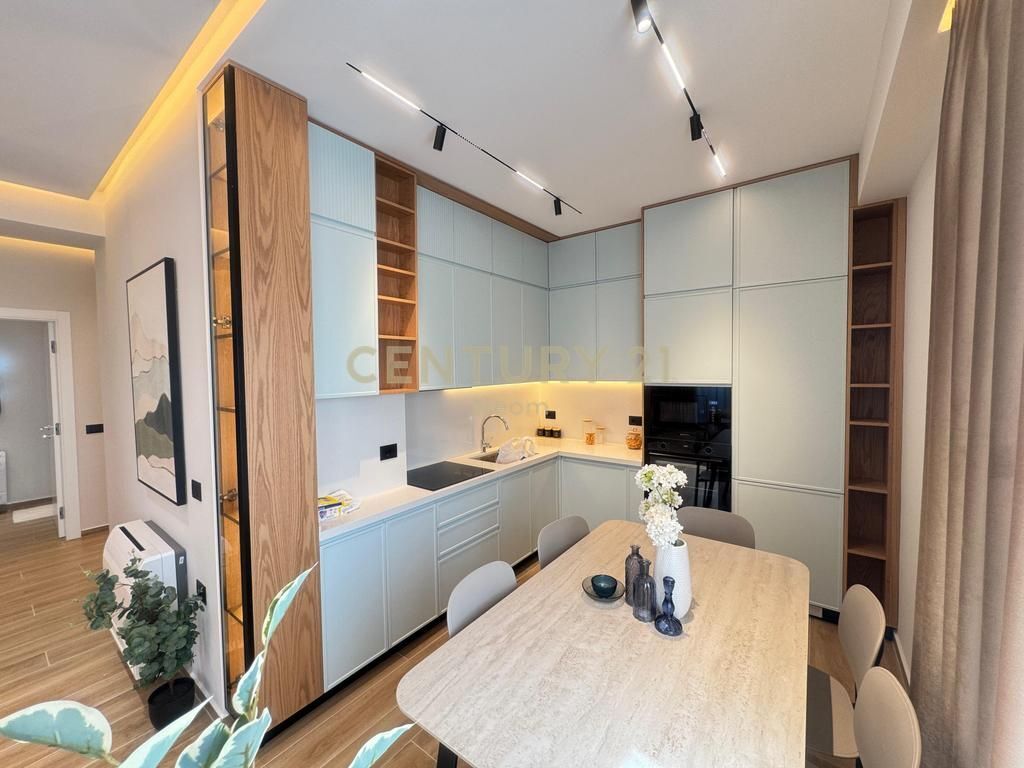 Jepet me qira apartament 2+1 me 2 tualete dhe parkim, në kompleksin Golden Park