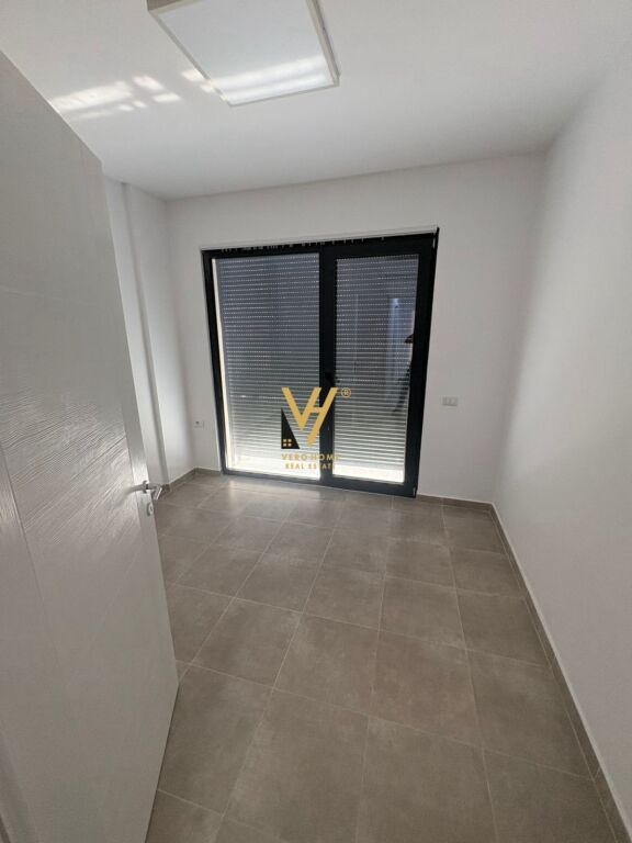 JEPET ZYRE 160 M2 ME QIRA TE LIQENI I THATE 150.000 LEKE