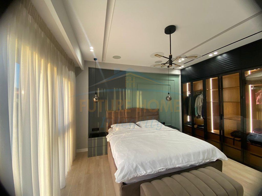 Affitto, Duplex 4+1+3+Veranda+Posto auto, Complesso Square 21, Tirana.