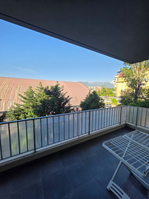 Shitet apartament 3+1 modern te Kompleksi Dinamo prane Liqenit te Tiranes