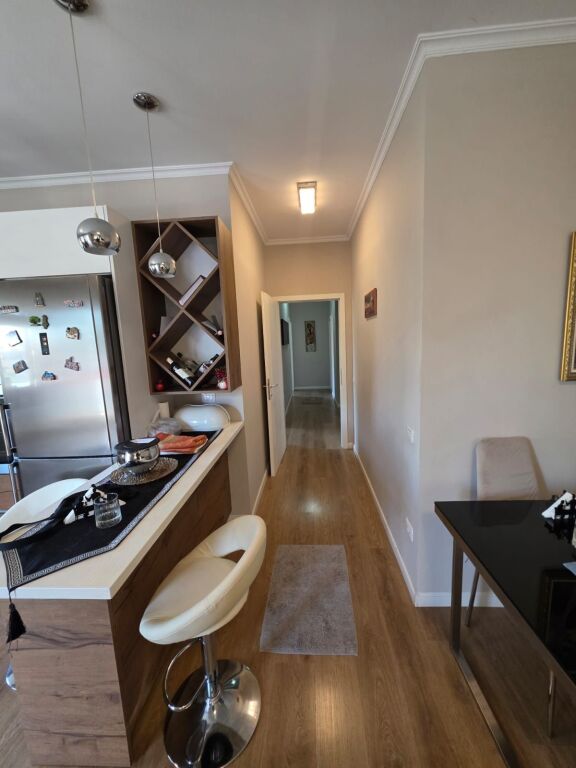 Shitet apartament 3+1 modern te Kompleksi Dinamo prane Liqenit te Tiranes