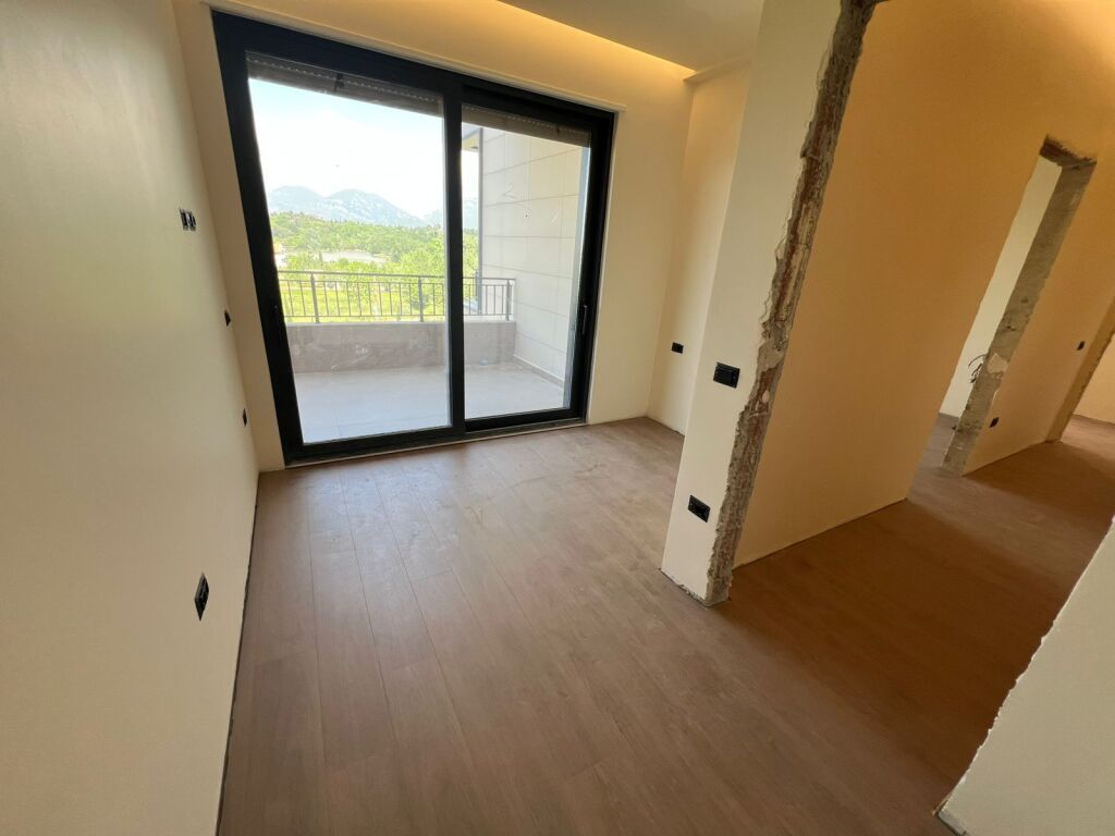 Jepet me Qira Apartament 2+1+2 + Post Parkimi 📍 Pranë Radisson Collection Morina Hotel Tirana – Liqeni i Thatë