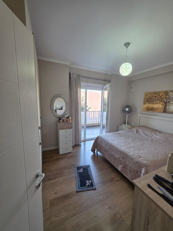 Shitet apartament 3+1 modern te Kompleksi Dinamo prane Liqenit te Tiranes