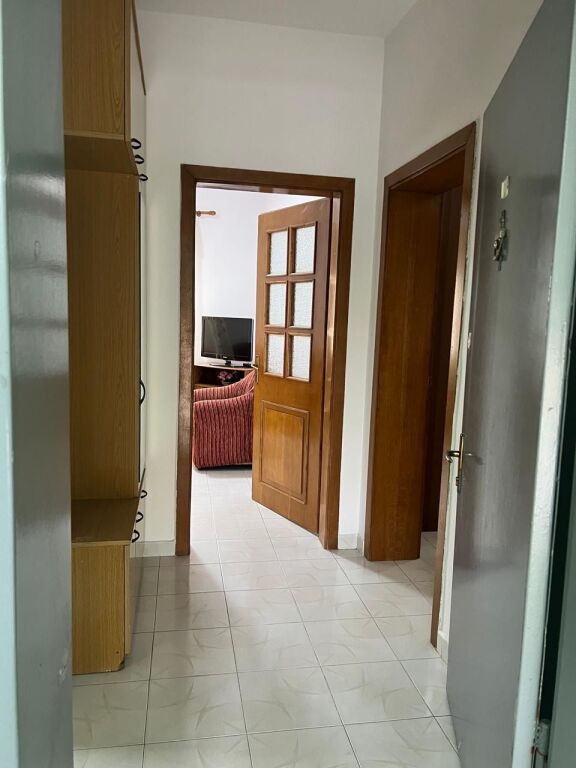 Jepet me qera- Apartament 1+1- Rruga E Elbasanit- Ambasada Amerikane-Tirane