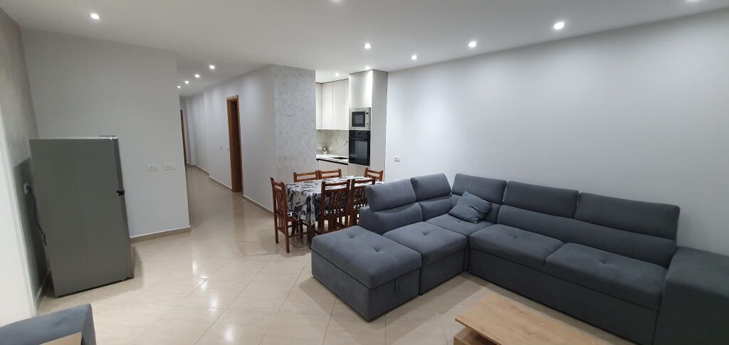 JEPET ME QERA APARTAMENT 2+1+2 NE STACIONIN E PARE TE PLAZHIT, DURRES