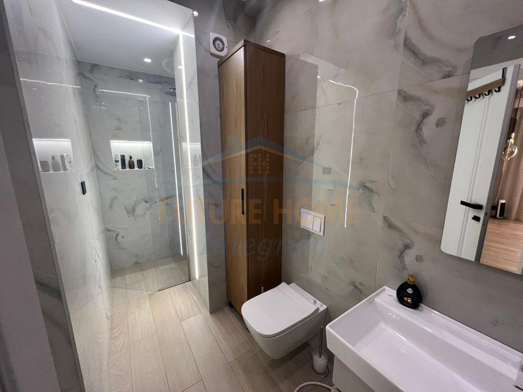 Affitto, Duplex 4+1+3+Veranda+Posto auto, Complesso Square 21, Tirana.