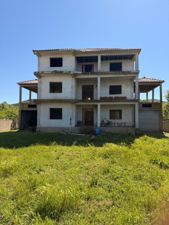 Shitet Ndërtesë 3-Katëshe – Spitallë, Durrës