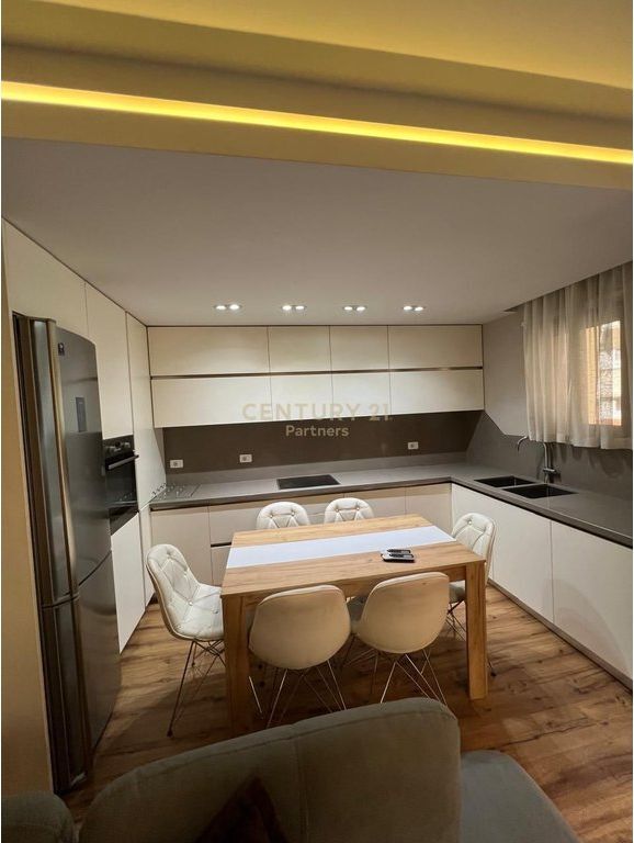 Appartamento 2+1 con veranda e posto auto in affitto nel Complesso Delijorgji