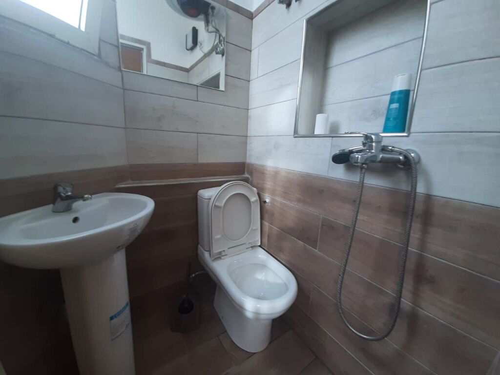 Apartament ne katin e 2te 6 mon nga bulevardini Ri.i kompletuar+ wifi.