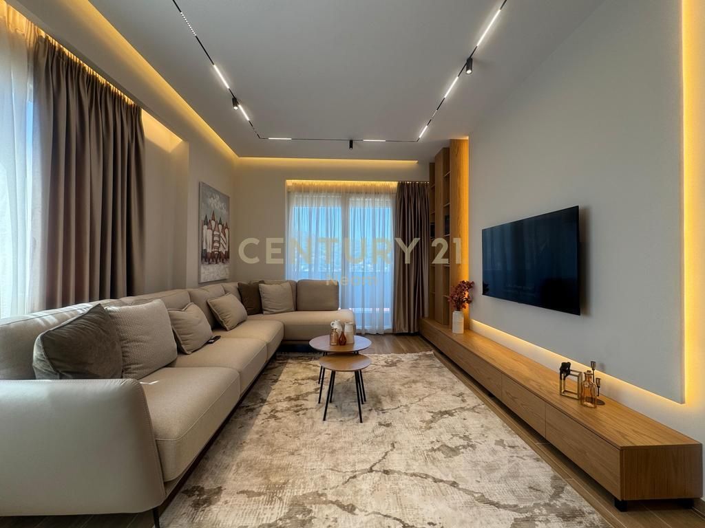 Jepet me qira apartament 2+1 me 2 tualete dhe parkim, në kompleksin Golden Park