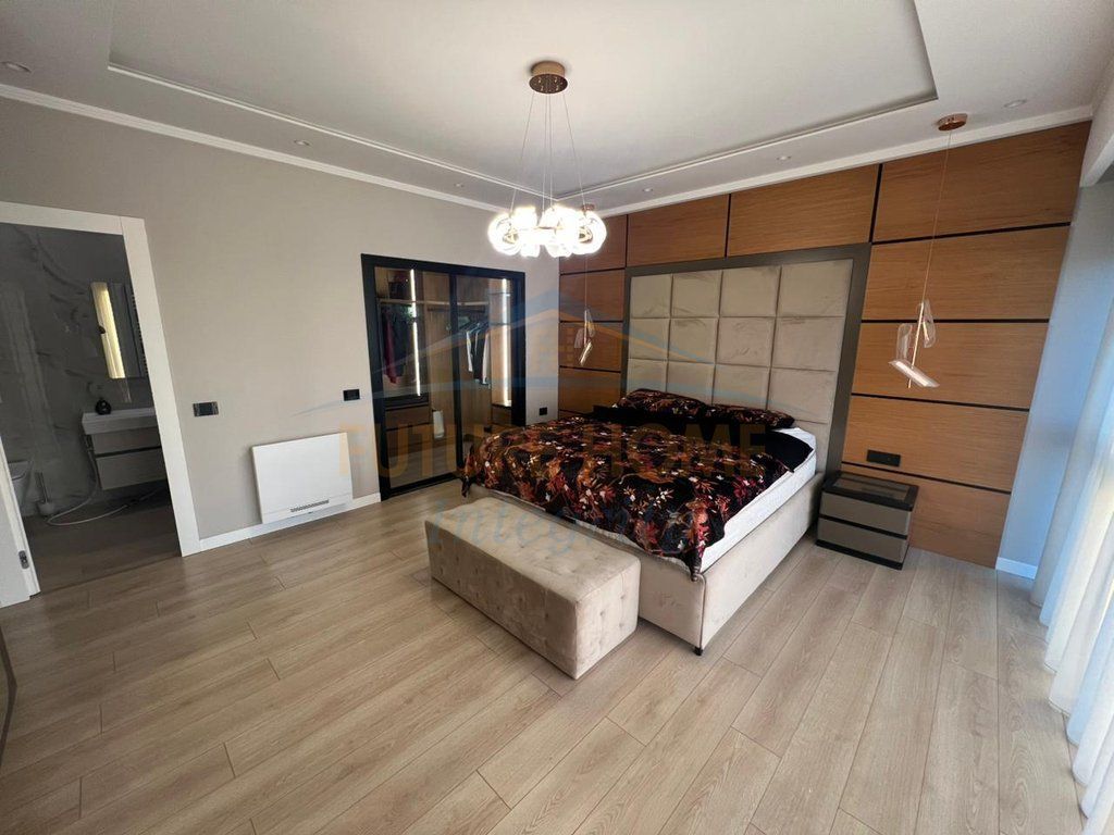 Affitto, Duplex 4+1+3+Veranda+Posto auto, Complesso Square 21, Tirana.