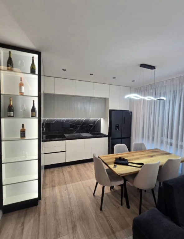 SHITET APARTAMENT 2+1+2 + GARDEROBË – Rezidenca Erli, Kinostudio