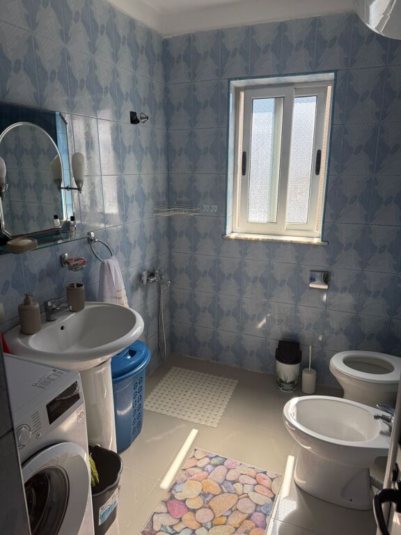 🏢Pas Ish Restorant Durresi,Rr.Memo Meto jepet me qera apartament 1+1,i mobiluar 40,000Leke