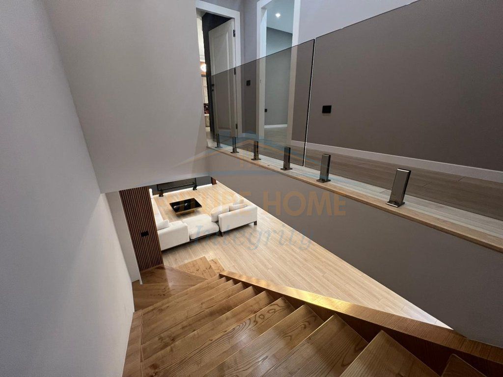 Affitto, Duplex 4+1+3+Veranda+Posto auto, Complesso Square 21, Tirana.