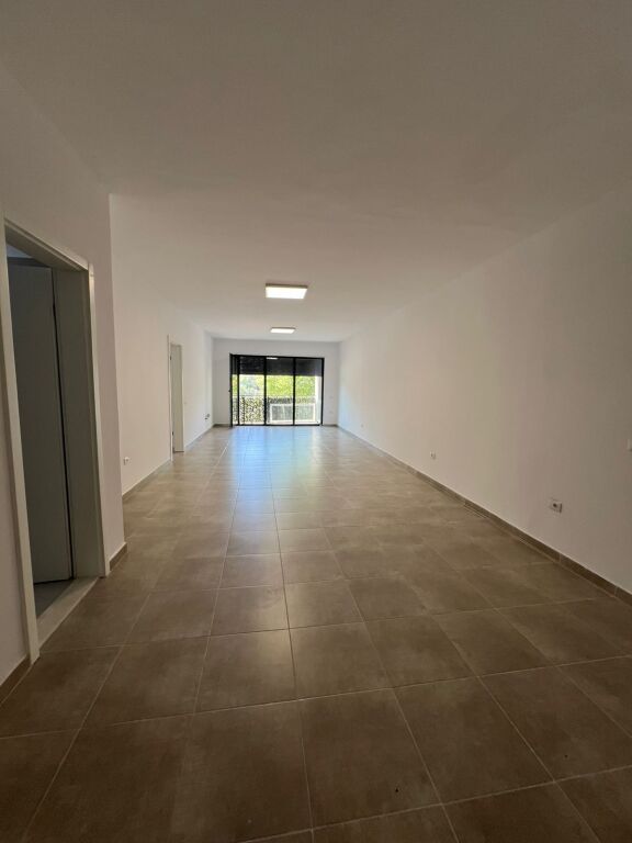 AMBIENT PER BIZNES 3+1 ME QERA