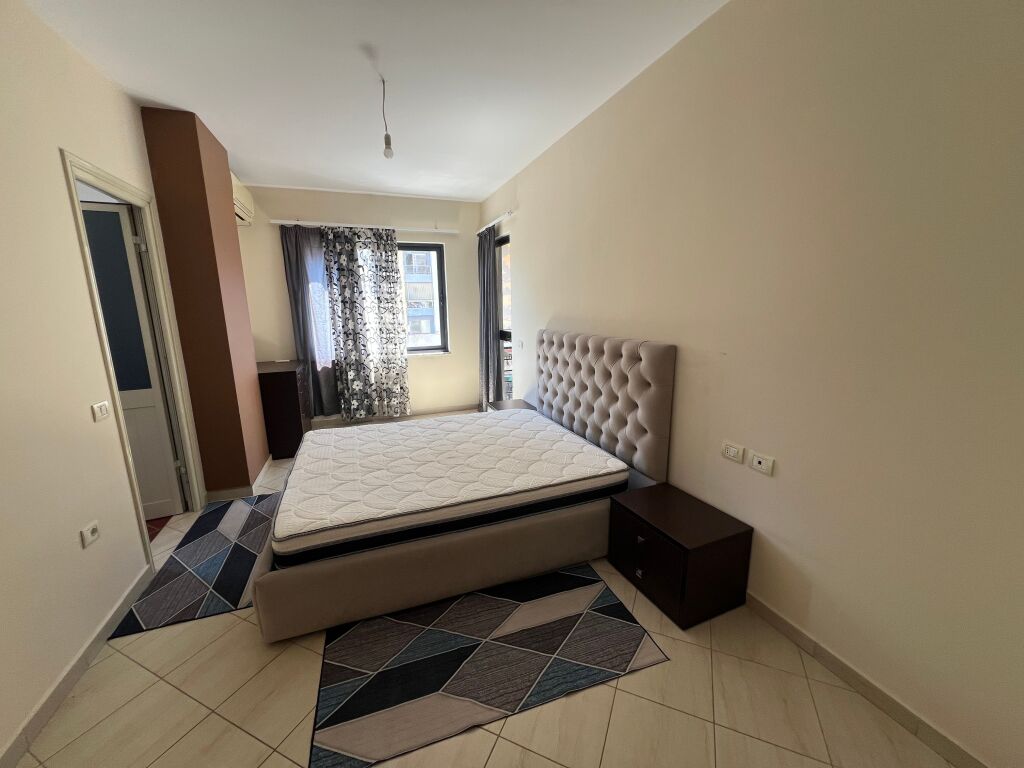 2+1+2 Me Qera, Rrethi i Astirit, Lokacion i Mire