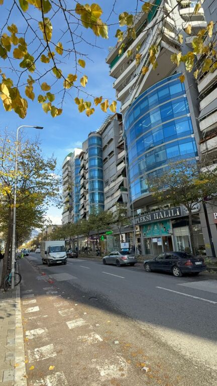 Jepet me qira ambient komercial tek Kompleksin Halili