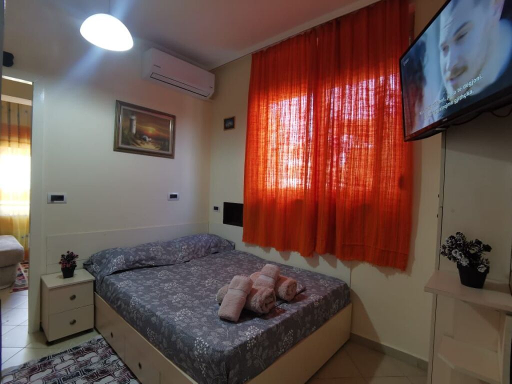 Apartament ne katin e 2te 6 mon nga bulevardini Ri.i kompletuar+ wifi.