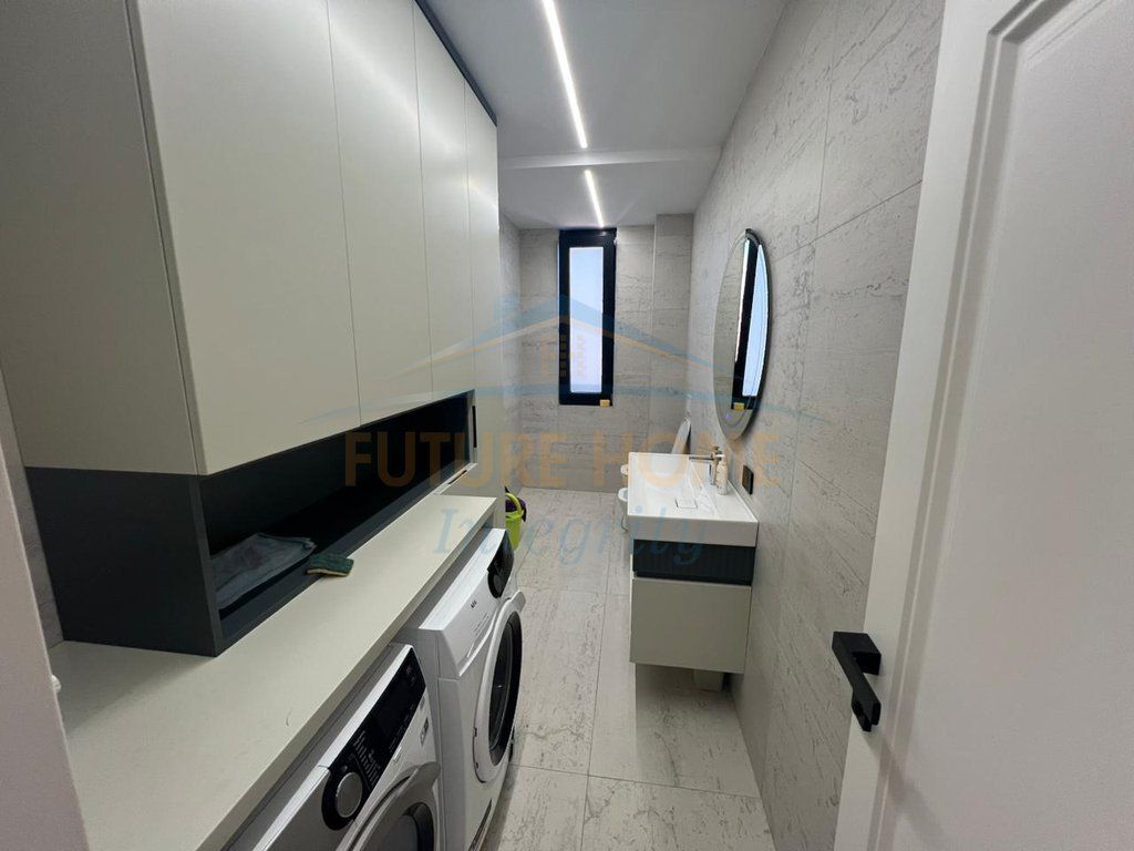 Affitto, Duplex 4+1+3+Veranda+Posto auto, Complesso Square 21, Tirana.