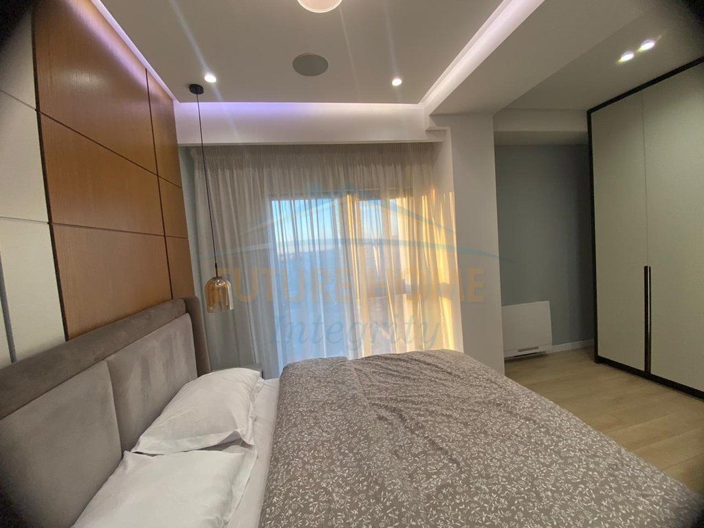 Affitto, Duplex 4+1+3+Veranda+Posto auto, Complesso Square 21, Tirana.