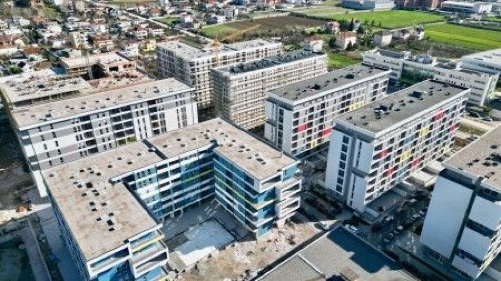 Okazion Kleringu Tek Univers City, Shitet Dyqan Me Verande Ideal Per Investim !!