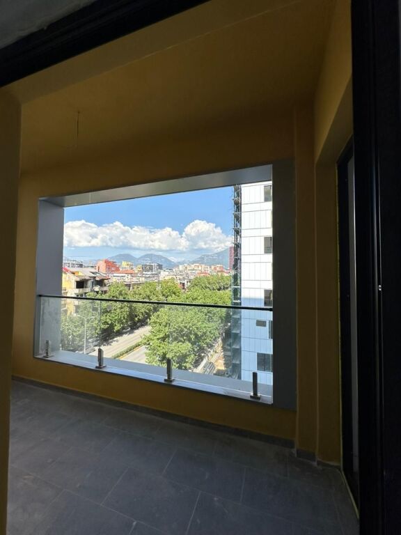 Shitet Apartament 2+1+2