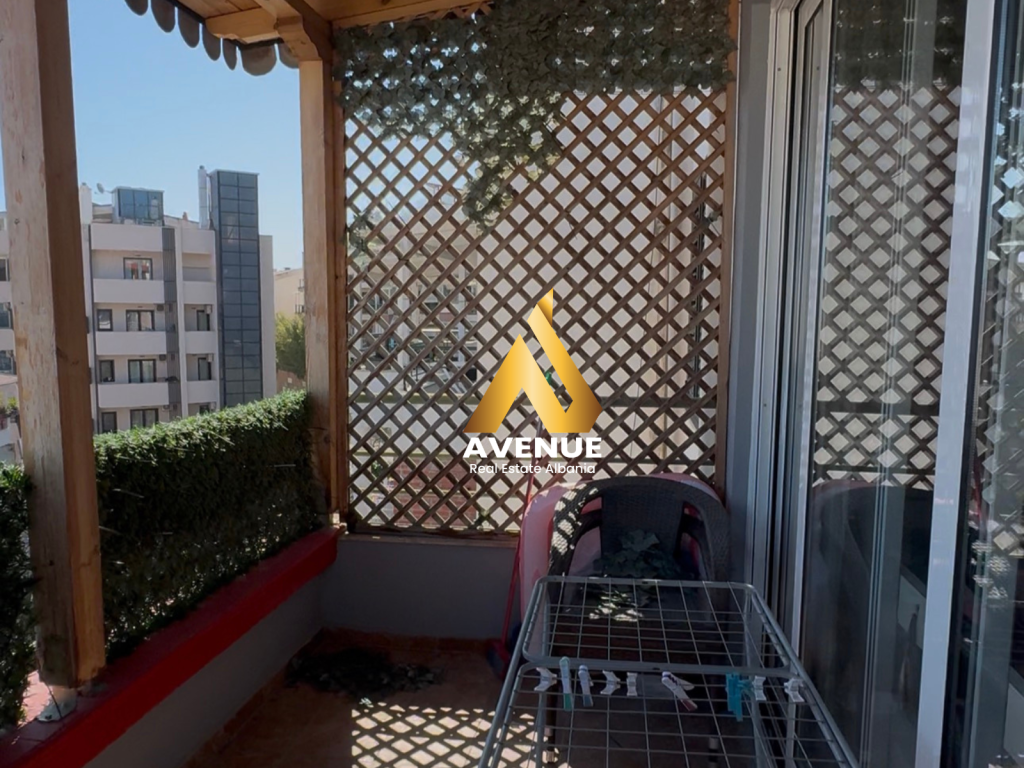 Shitet Apartament Luksoz 2+1+2 Banja+2 Ballkone Kodra e Diellit 1, Tiranë