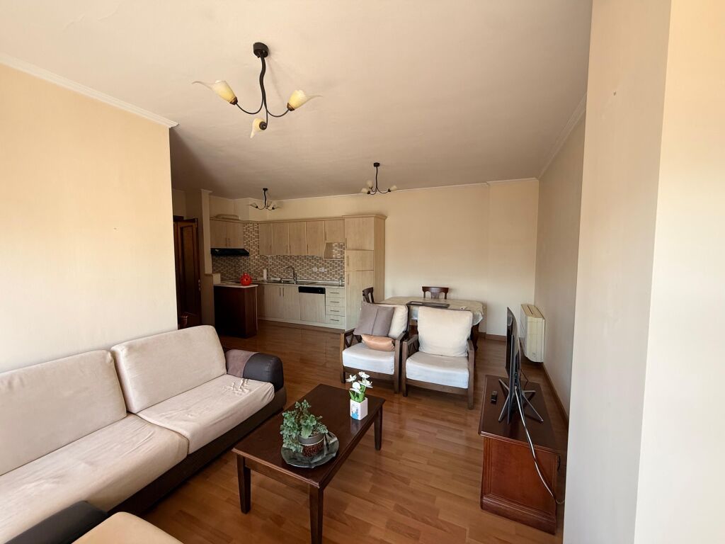 Super cmim, Apartament 2+1 te stacioni i trenit ne shitje