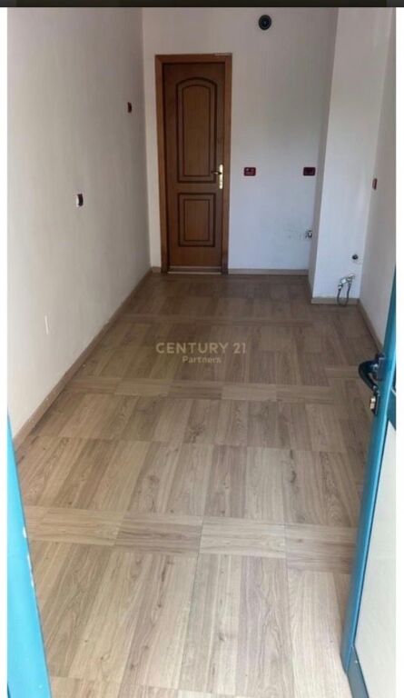 Dyqan pranë Ambsadës Amerikane