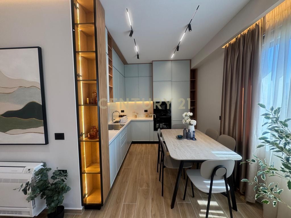 Jepet me qira apartament 2+1 me 2 tualete dhe parkim, në kompleksin Golden Park