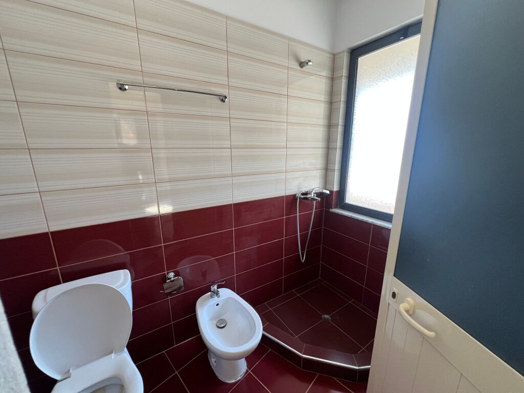 2+1+2 Me Qera, Rrethi i Astirit, Lokacion i Mire