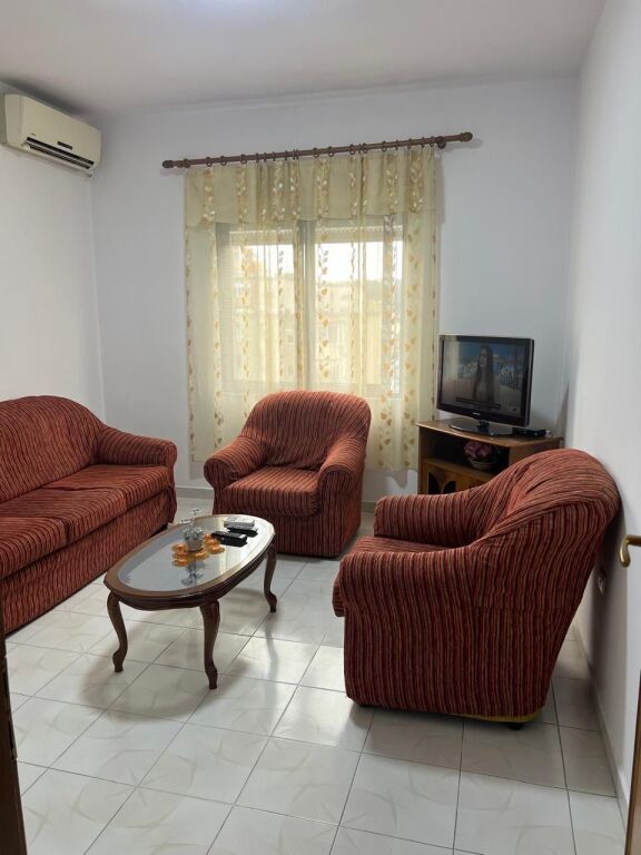 Jepet me qera- Apartament 1+1- Rruga E Elbasanit- Ambasada Amerikane-Tirane