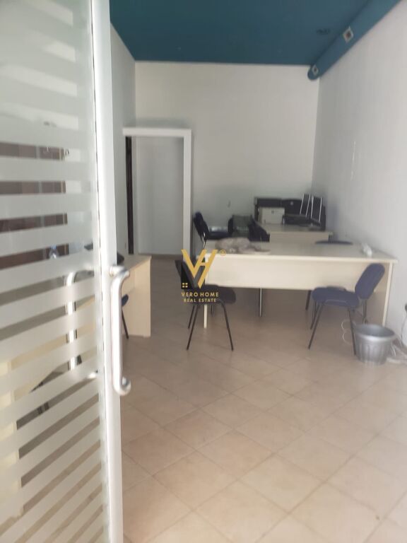 JEPET ZYRE 55 M2 ME QERA TEK RRUGA FORTUZI 600 EURO