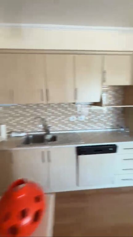 Shitet apartament 2+1+2 Ballkone per shitje te stacioni i trenit