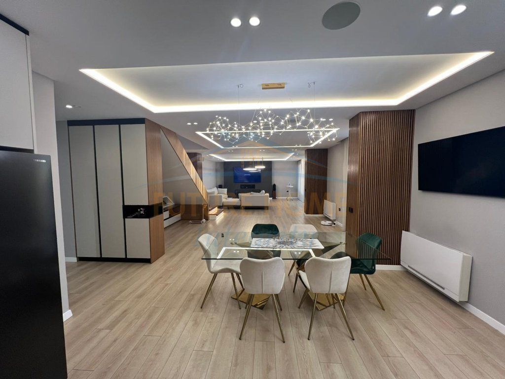 Affitto, Duplex 4+1+3+Veranda+Posto auto, Complesso Square 21, Tirana.