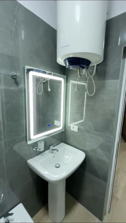 🏠Pas Qendres Glob,Rr.Deshmoret e Fekenit jepet me qera kati i I-re i nje vile 1+1,i mobiluar 500Euro