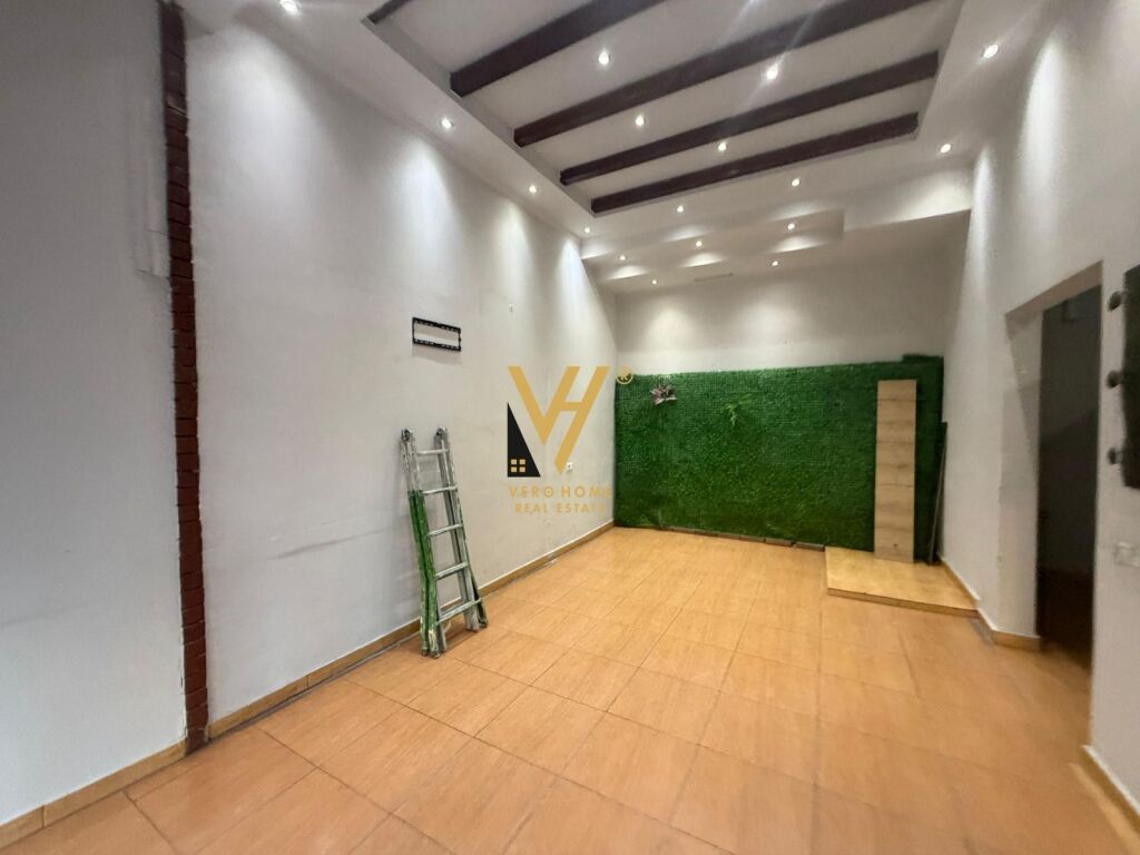 JEPET AMBIENT BIZNESI 90 M2 ME QIRA NE LAPRAKE 1.150 EURO