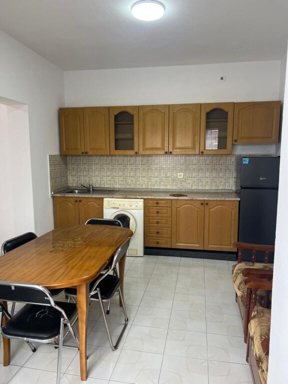 Jepet me qera- Apartament 1+1- Rruga E Elbasanit- Ambasada Amerikane-Tirane