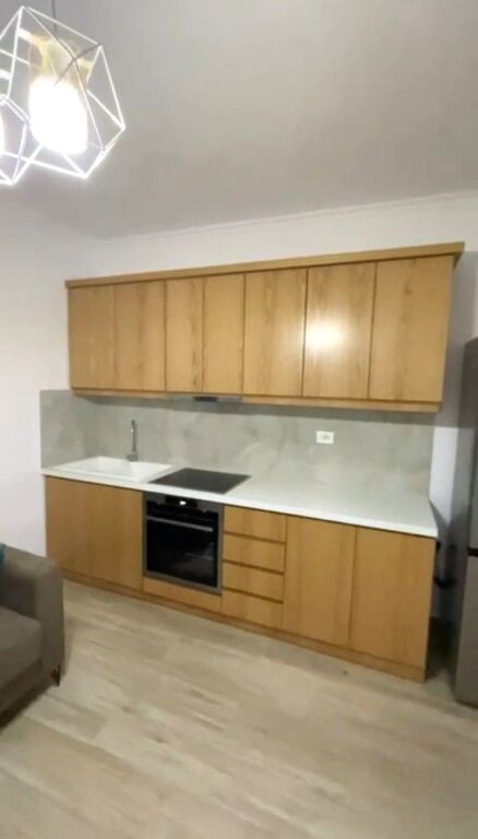 🏠Pas Qendres Glob,Rr.Deshmoret e Fekenit jepet me qera kati i I-re i nje vile 1+1,i mobiluar 500Euro