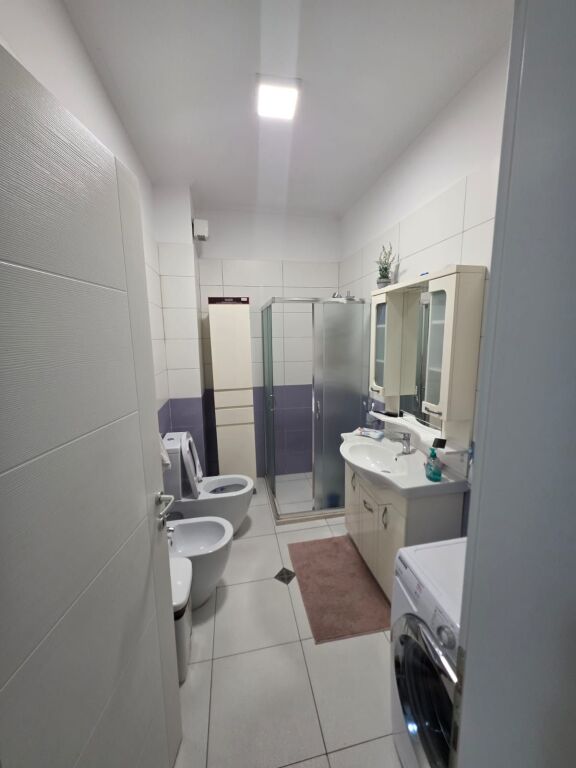Shitet apartament 3+1 modern te Kompleksi Dinamo prane Liqenit te Tiranes