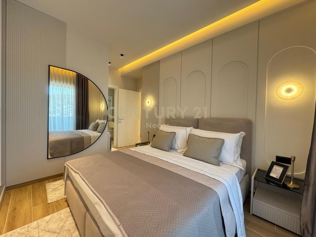 Jepet me qira apartament 2+1 me 2 tualete dhe parkim, në kompleksin Golden Park