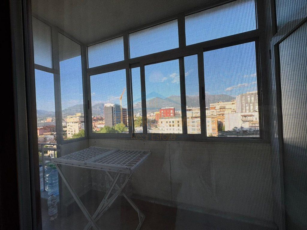 Shitet apartament 2+1 Rruga e Barrikadave