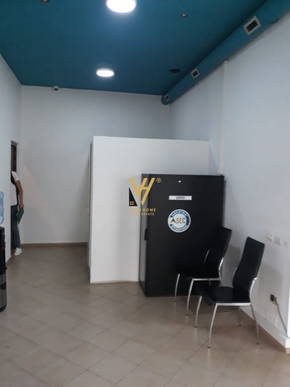 JEPET ZYRE 55 M2 ME QERA TEK RRUGA FORTUZI 600 EURO