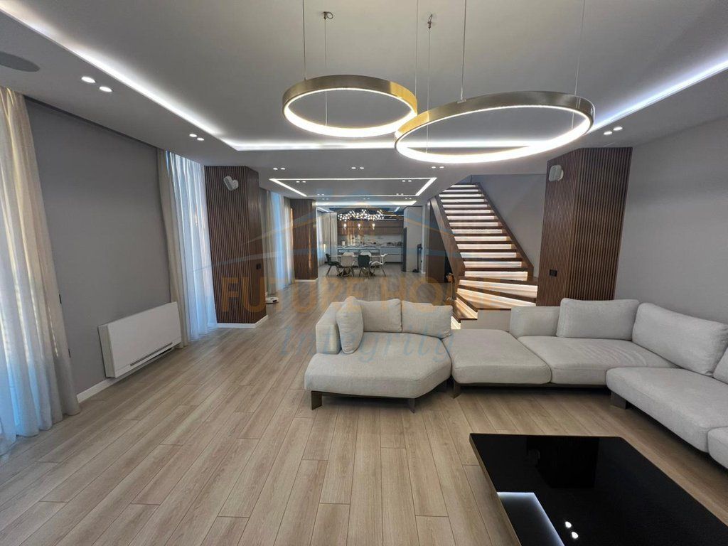 Affitto, Duplex 4+1+3+Veranda+Posto auto, Complesso Square 21, Tirana.