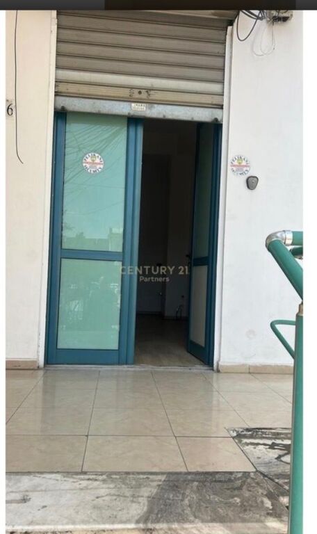 Dyqan pranë Ambsadës Amerikane