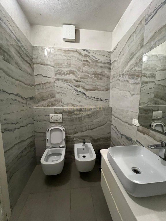 Appartamento 2+1 con veranda e posto auto in affitto nel Complesso Delijorgji