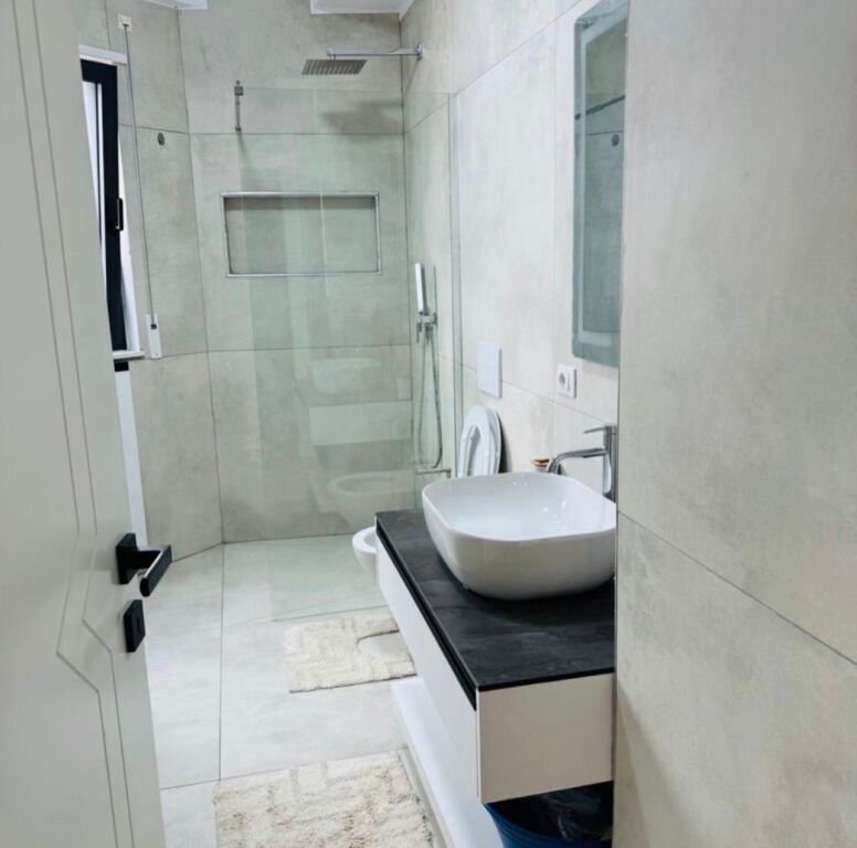 Apartament 2+1 per qira tek Colosseo tek Rruga e Durresit.